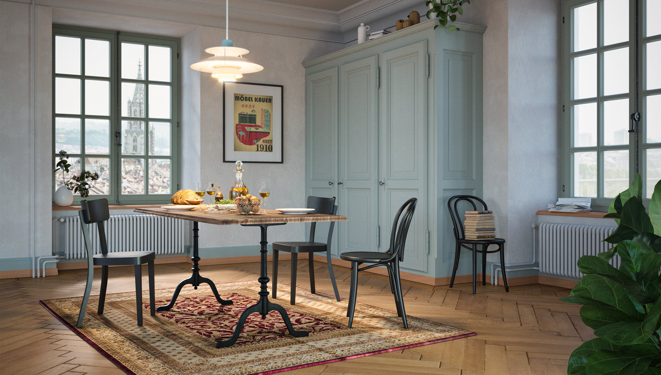 Esszimmer mit Beizentisch aus Massivholz und schwarzen Stühlen auf Teppich großes Fenster mit Blick auf Berner Münster gemütliches Ambiente