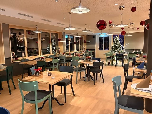 Neue Tische und Stühle für den Bachtel Kulm