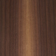 Holzoberfläche aus amerikanischem Nussbaum mit warmem Braunton und feiner Maserung. Ideal für hochwertige Beizentische, Bistrotische oder Bartische, die Eleganz und Stabilität verbinden.