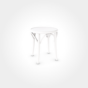 Heller Beizenhocker in Light White, rund aus massivem Holz mit geschwungenen Verstrebungen, passend für Cafés, Bars und Restaurants.