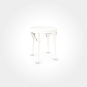 Weißer Beizenhocker aus Holz, rund mit eleganten Verstrebungen, ideal für Restaurants, Cafés und Bars im klassischen oder modernen Stil.