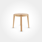 Runder Hocker aus Holz in lackierter Ausführung mit vier Beinen, robustes und zeitloses Sitzmöbel für Beizentische in Restaurant, Bar oder Café