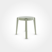 Runder Hocker in sanftem Grünton Pebble Green mit vier Beinen, schlichtes und modernes Möbel für Beizentische in Restaurant, Bar oder Café
