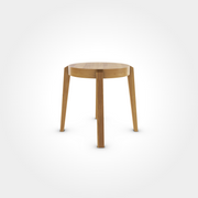 Runder Hocker in warmer Honigfarbe mit vier Beinen, elegantes Sitzmöbel aus Holz für Beizentische in Restaurant, Bar oder Café