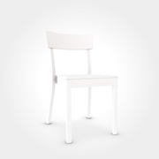 Holzstuhl Bergamo in Light White Lackierung. Heller, stapelbarer Stuhl für Restaurants und Bistros, der Leichtigkeit in den Raum bringt
