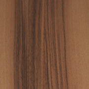 Elegante Tischplatte aus europäischem Nussbaum mit tiefbrauner Färbung und markanter Maserung. Die warme Holzstruktur macht sie ideal für Beizentische, Bartische und Bistrotische.